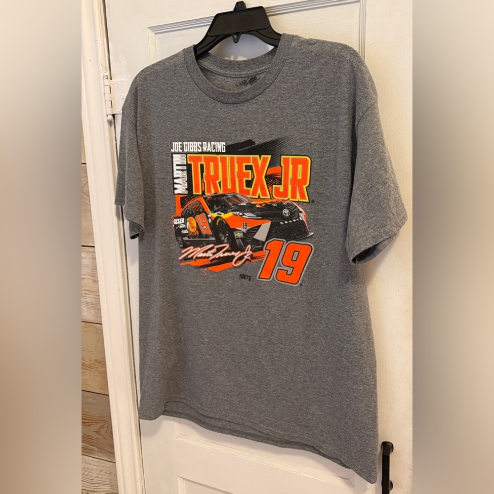 NASCAR Bass Pro Shops Martin Truex Jr. #19 Pit Road Men’s Large Tee. NWOT. - Picture 3 of 6